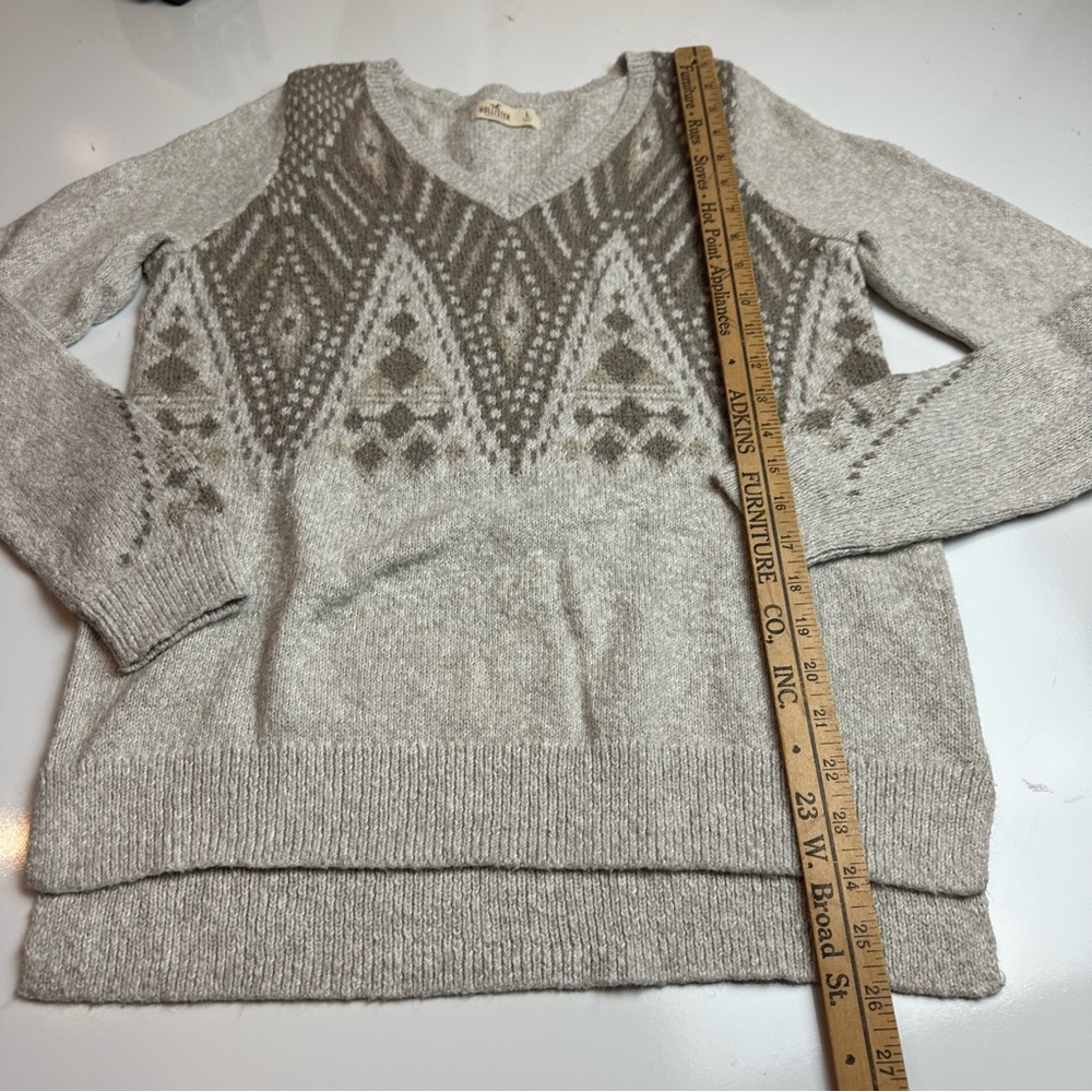 Hollister V-Neck Sweater in Light Gray with Pattern - Picture 9 of 11